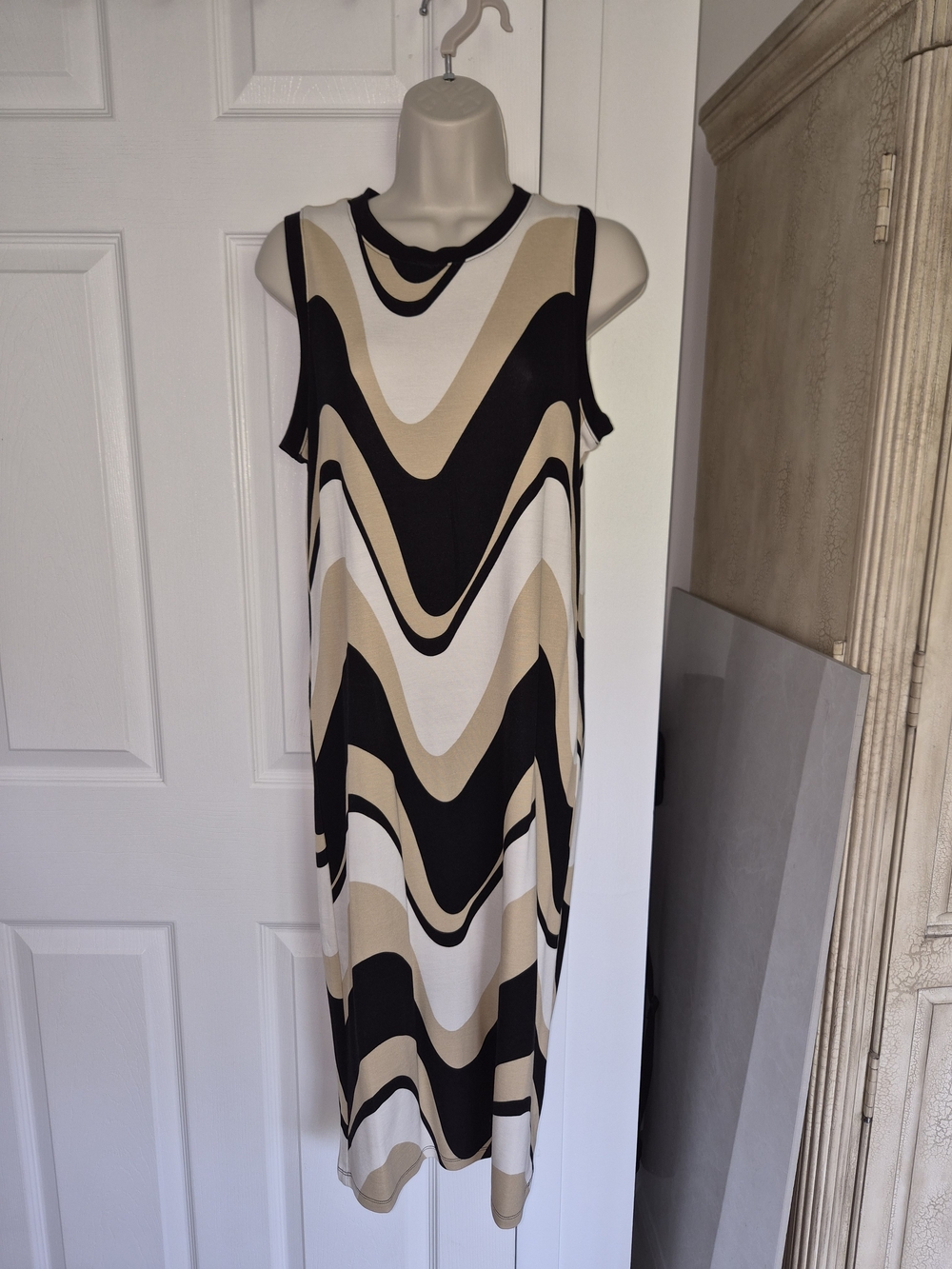 Studio Sleeveless Wave-Print Midi Dress in Black, Cream & Tan Size Small